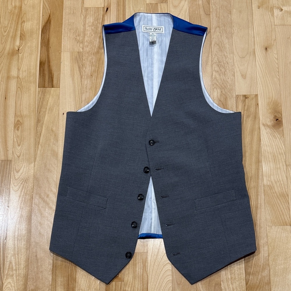 Jos. A. Bank 1905 boy’s slim vest size 20 like new